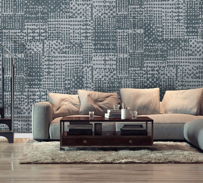 Wohnzimmer mit Sofa, Couchtisch und gemusterter Tapete