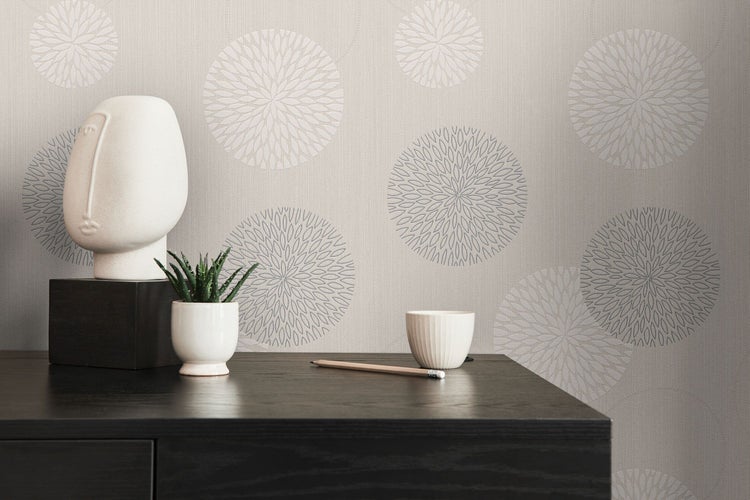 Dekorative Tapete mit floralem Muster und Vase mit Blume auf einem Tisch