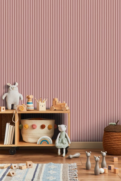 Kinderzimmer mit gestreifter Tapete, Holzregal und Spielzeug