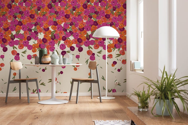 Wohnraum mit Esstisch, Stühlen und Blumentapete