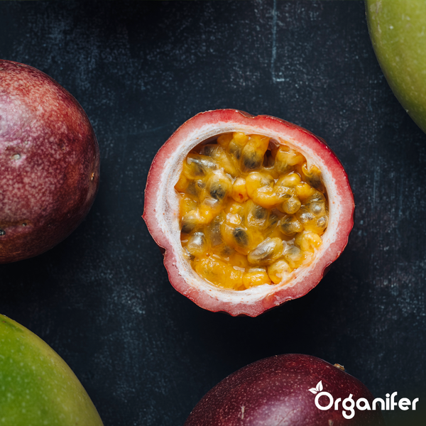 Halbierte Passionsfrucht mit Fruchtfleisch und Kernen. Organifer Logo.