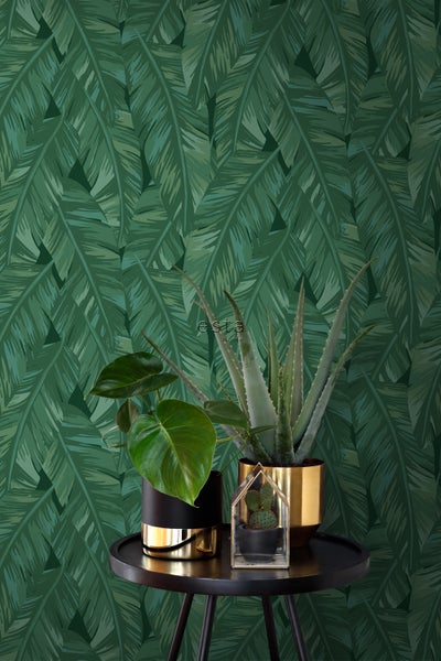 Zimmer mit Blattmuster-Tapete und Pflanzen auf einem Tisch