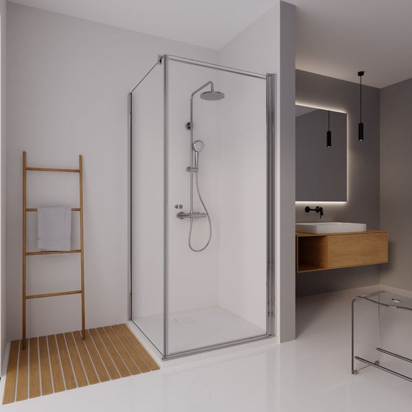 Modernes, helles Badezimmer mit Glas-Eckdusche, verchromtem Duschsystem, Handtuchleiter aus Holz und Waschtisch mit beleuchtetem Spiegel.