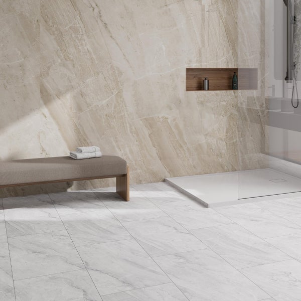 Modernes Badezimmer mit Marmorfliesen, Dusche und Sitzbank