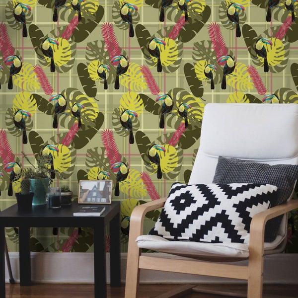 Dekoratives Zimmer mit tropischer Tapete, Stuhl und Beistelltisch