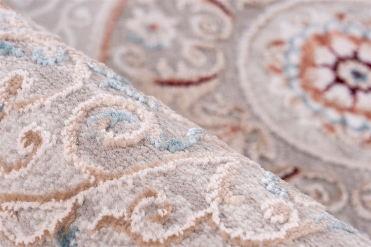 Nahaufnahme eines Teppichs mit detaillierten Ornamenten und weicher Textur.