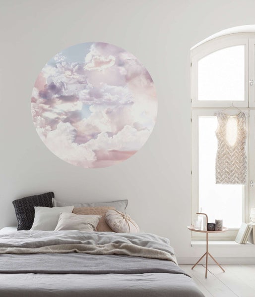 Schlafzimmer mit Wolken-Wandtattoo über dem Bett