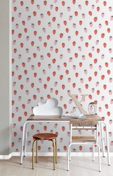 Zimmer mit Erdbeertapete, Schreibtisch und Stuhl
