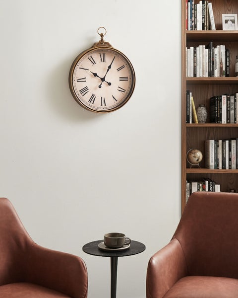 Gartenmöbel-Set aus Rattan mit Sofa, Sessel und Tisch auf einer Terrasse mit Teppich