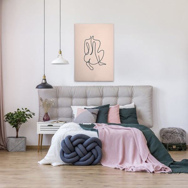 Schlafzimmer mit Bett, Nachttisch und Kunstdruck