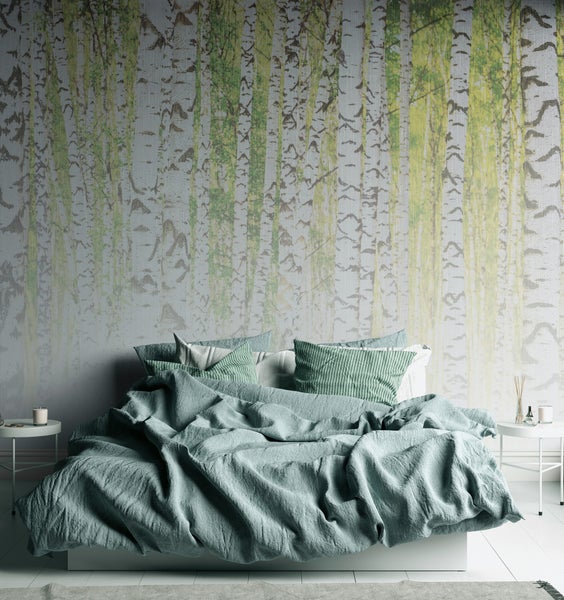 Moderne Schlafzimmereinrichtung mit einer Fototapete im Birkenwald-Design, einem Bett und zwei Beistelltischen.