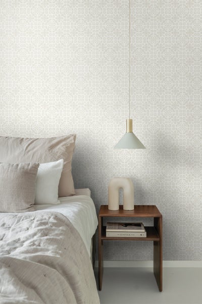 Schlafzimmer mit gemusterter Tapete, Nachttisch und Pendelleuchte