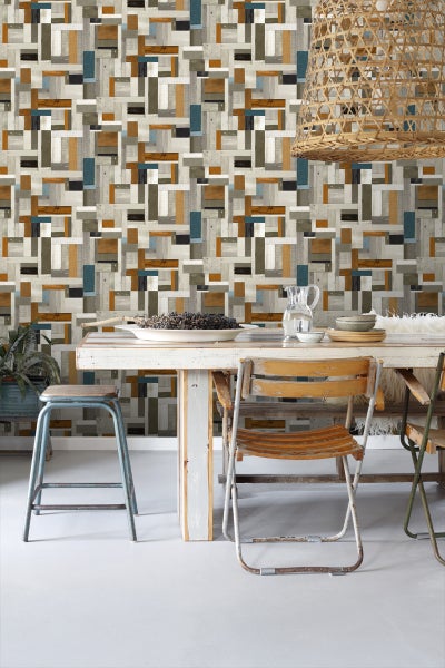 Raumansicht mit Tapete in Holzoptik, Esstisch, Stühlen und Dekoration