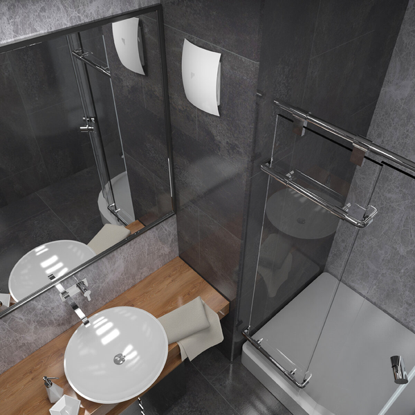 Helles Badezimmer mit Waschbecken, Spiegel, Dusche und Wandleuchten