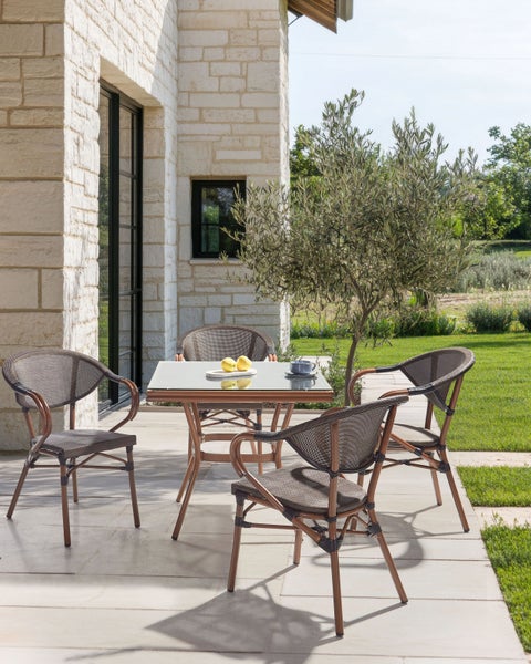 Gartenset mit Tisch und vier Stühlen auf einer Terrasse