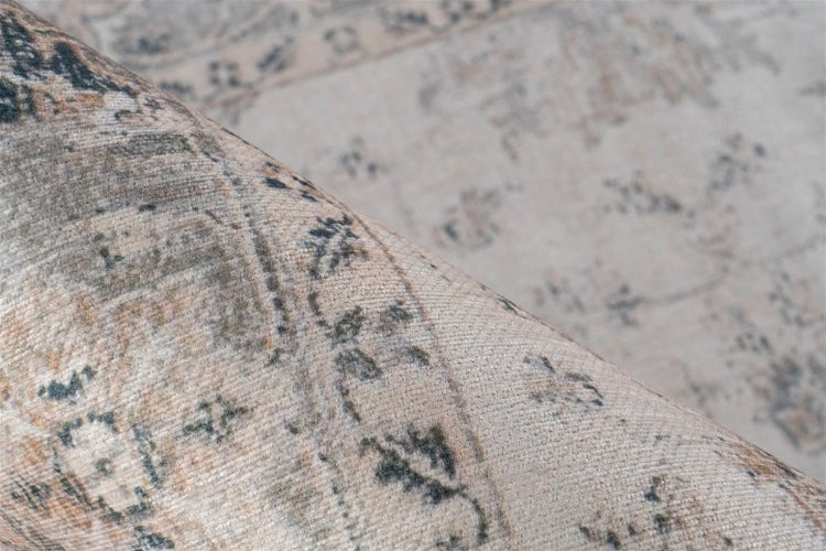 Detailansicht eines gewebten Teppichs mit Vintage-Orient-Muster und weicher Textur.