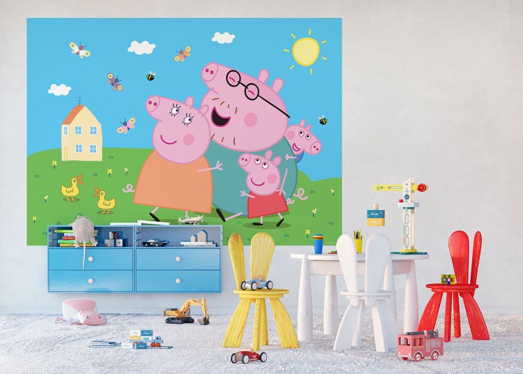 Kinderzimmer mit Wandbild der Peppa Pig Familie, blauem Schrank und Kindermöbeln