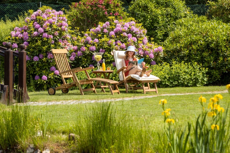 Liegestuhl Holz Teak Deckchair Gartenliege Sonnenliege mit Armlehnen Rollen klappbar premium