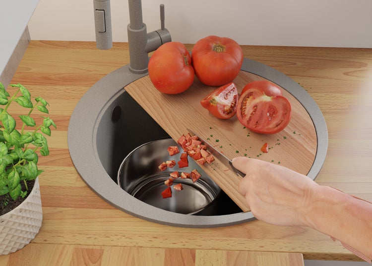 Küchenszene mit Spüle, Schneidebrett und Tomaten