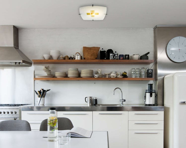 Helle Küche mit Deckenleuchte, Regalen und Küchenutensilien
