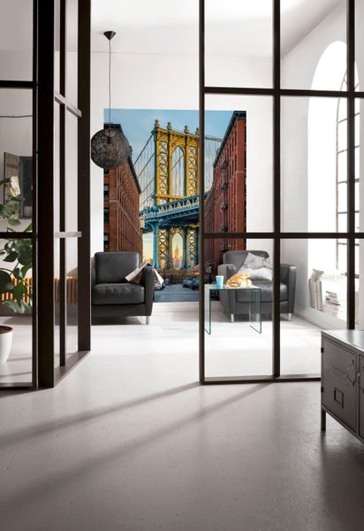 Wohnraum mit Fototapete mit New Yorker Brücke, Sesseln und Glastisch