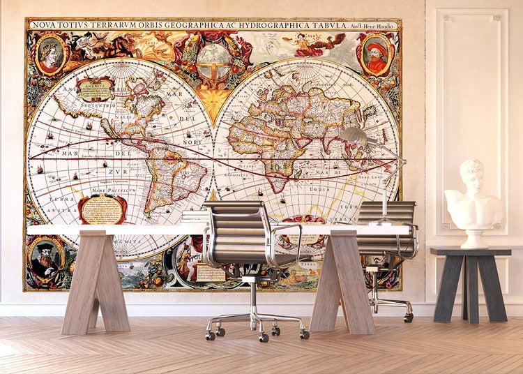 Dekoratives Arbeitszimmer mit alter Weltkarte als Wandbild, Schreibtisch und Bürostühlen