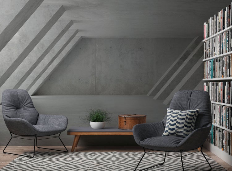Modernes Wohnzimmer mit Fototapete in Betonoptik, Polstersesseln und einem Teppich mit geometrischem Muster.