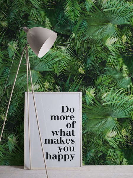 Raum mit Tapete mit Dschungelmotiv, Stuhl und Teppich