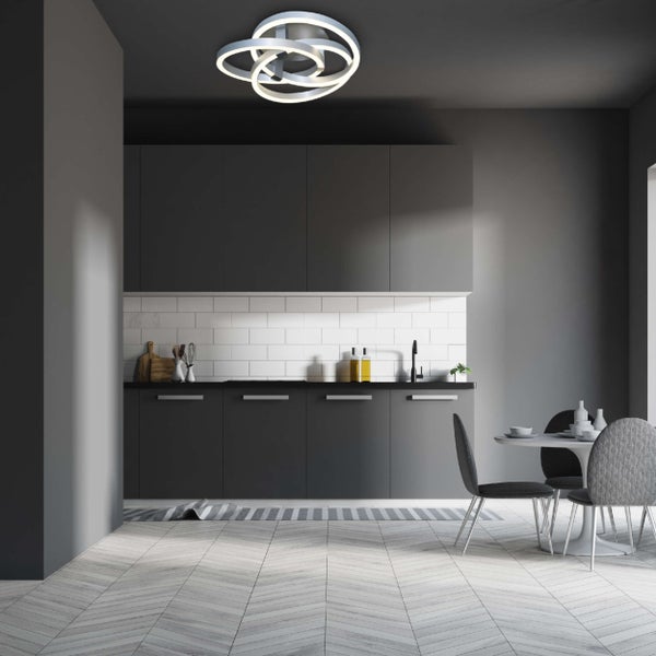 Moderne Küche mit Esstisch, Stühlen und Küchenutensilien.