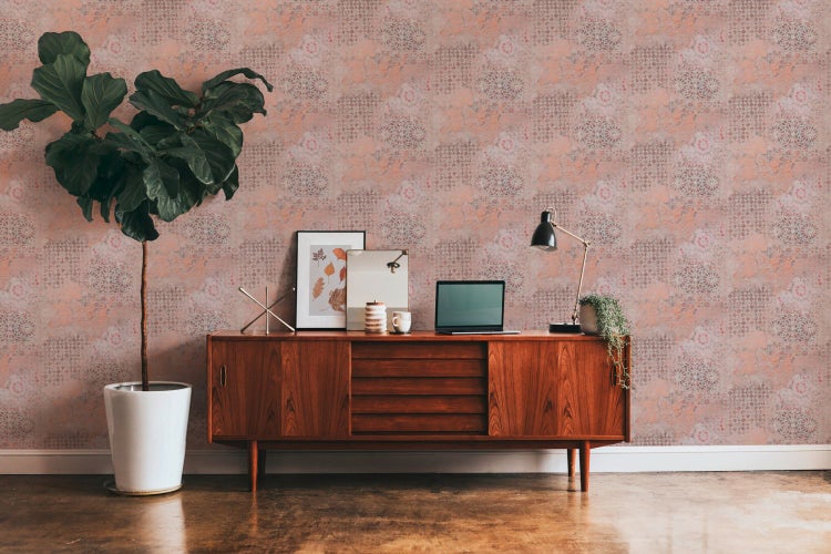 Schlafzimmer mit Doppelbett, Nachttisch und gemusterter Tapete