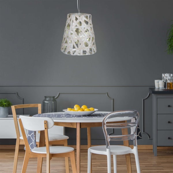 Esszimmer mit rundem Tisch, Stühlen und dekorativer Hängelampe