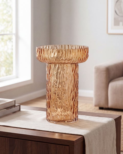 Dekorative Glasvase mit strukturierter Oberfläche auf einem Holztisch in einem Wohnzimmer.