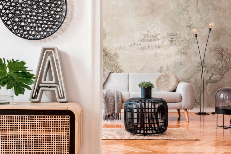 Wohnzimmer mit Sofa, Beistelltisch und dekorativen Elementen