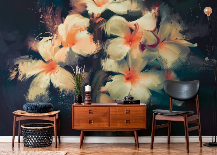 Fototapete mit abstraktem Blumenmuster im Malerei-Stil hinter einem Sideboard aus Holz, einem Stuhl und einem Hocker auf Fischgrätparkett.