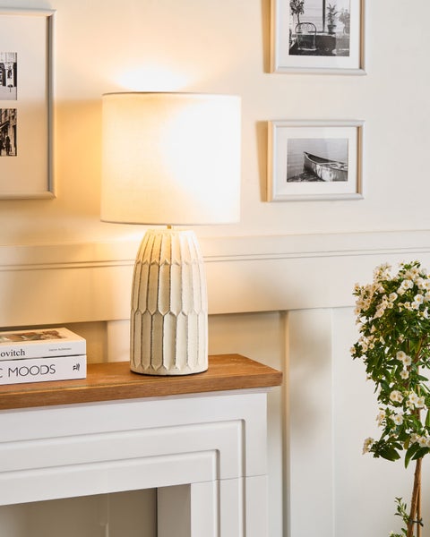 Dekorative Tischleuchte mit Lampenschirm auf einem kleinen Tisch
