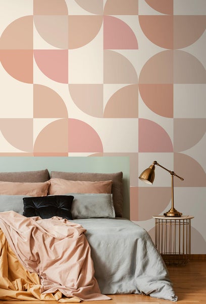 Schlafzimmer mit geometrischer Tapete, Bett und Nachttischlampe