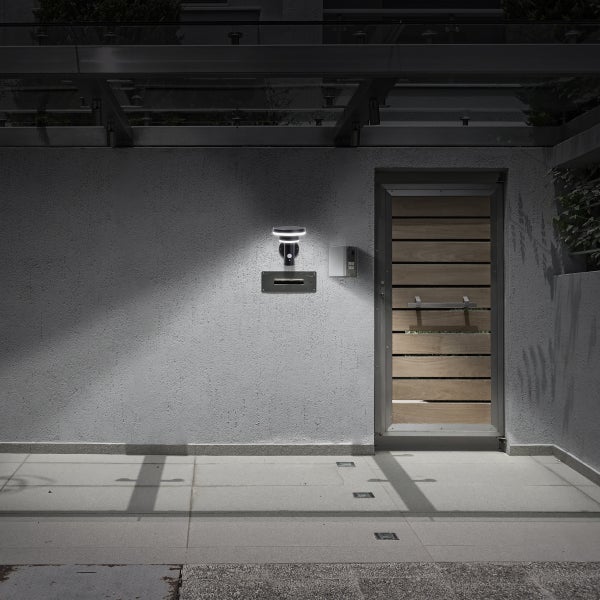 Eingangsbereich mit Haustür, Briefkasten, Klingelanlage und Außenleuchte