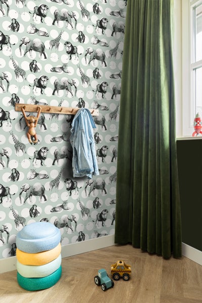 Kinderzimmer mit Tapete mit Tiermotiven, Garderobe und Spielzeug