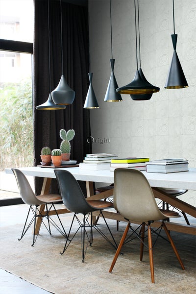 Esszimmer mit Esstisch, Stühlen und Pendelleuchten