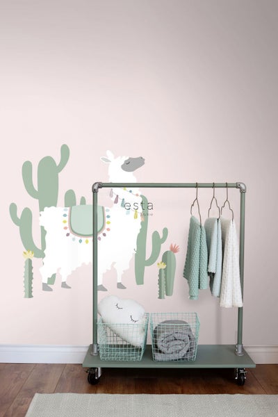 Kinderzimmer mit Lama Wandtattoo, Kleiderständer, Körben und Textilien