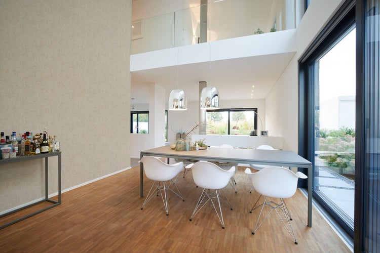 Nahaufnahme einer beigen Vinyltapete mit strukturierter Oberfläche