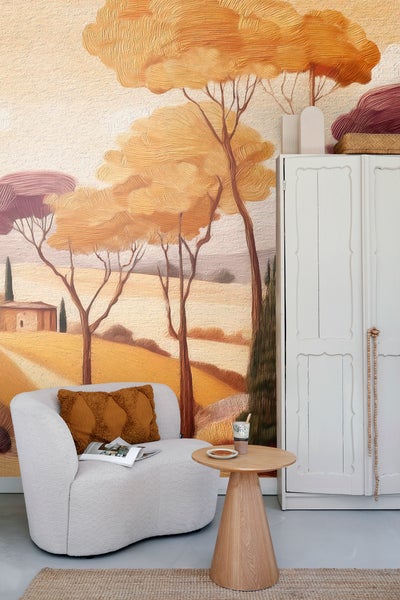 Helle Zimmereinrichtung mit gemaltem Wandbild, Sessel und Holztisch