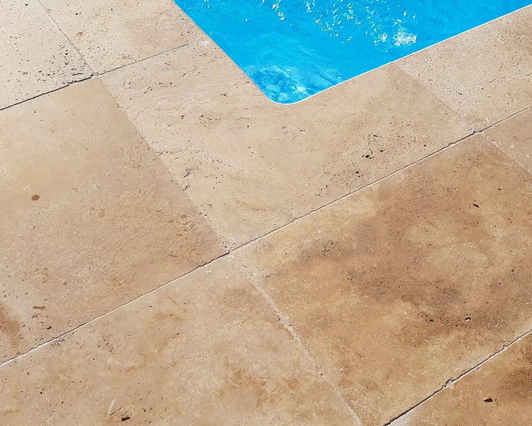Wohnrausch Travertin Poolumrandung Beckenrandstein GOLDEN BROWN, 61 x 30 x 3 cm, 1 Rundkante, getrommmelt, gelb-braun