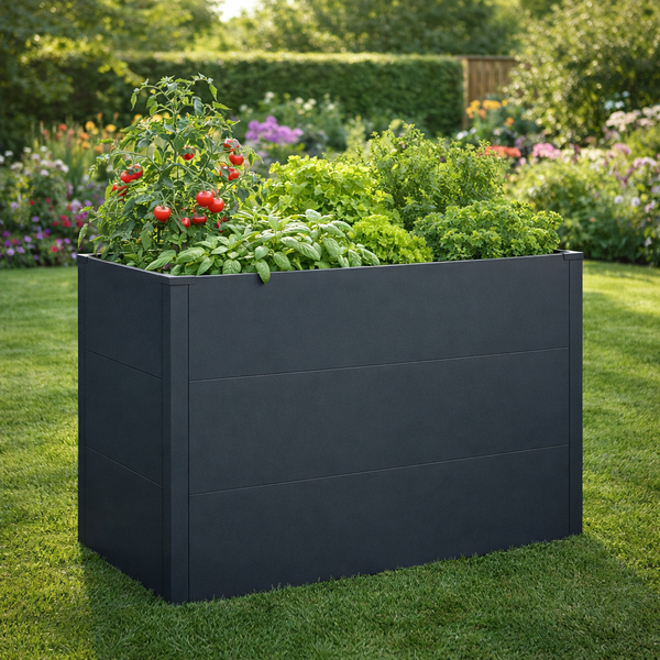 Modernes dunkelgraues Hochbeet aus Metall in einem hellen Garten, bepflanzt mit Tomaten, Basilikum und Salat auf einem Rasen.