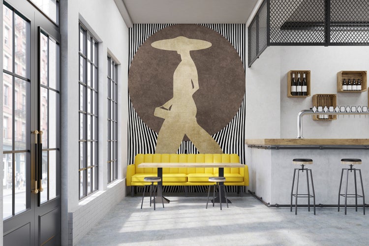 Modernes Café-Interieur mit Wandbild einer Silhouette, Sofa, Holztisch und einer Bar aus Beton mit Barhockern. Industrieller Stil.