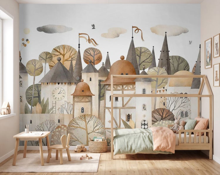 Helles Kinderzimmer mit Wandbild einer Fantasiestadt, einem Hausbett aus Holz und einem kleinen Tisch mit Stuhl.