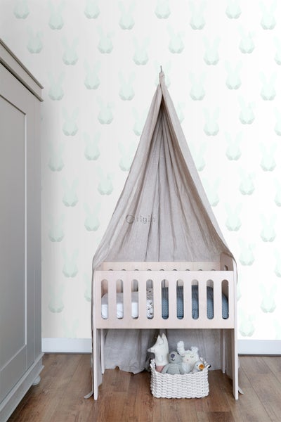 Kinderzimmer mit Babybett, Himmel und Hasentapete