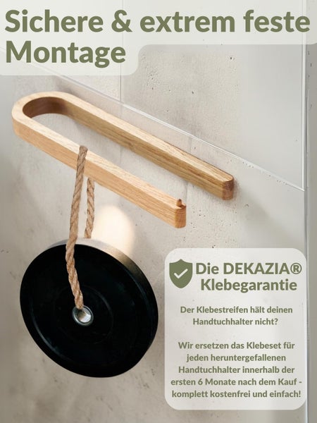 Handtuchhalter aus Holz an der Wand montiert, ein schweres Gewicht hängt zur Demonstration der Belastbarkeit daran. Mit Klebegarantie.