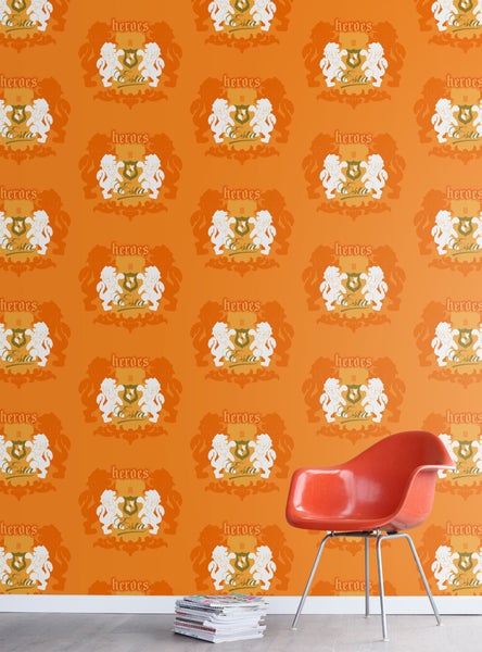 Zimmer mit orangefarbener Tapete, verziert mit Löwenwappen und rotem Stuhl.