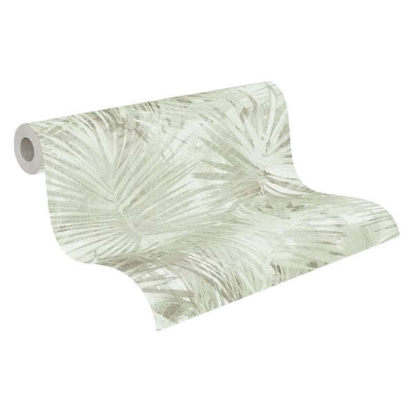 Blaue Massagematte mit Noppen und ein Paar Flip-Flops auf Holz